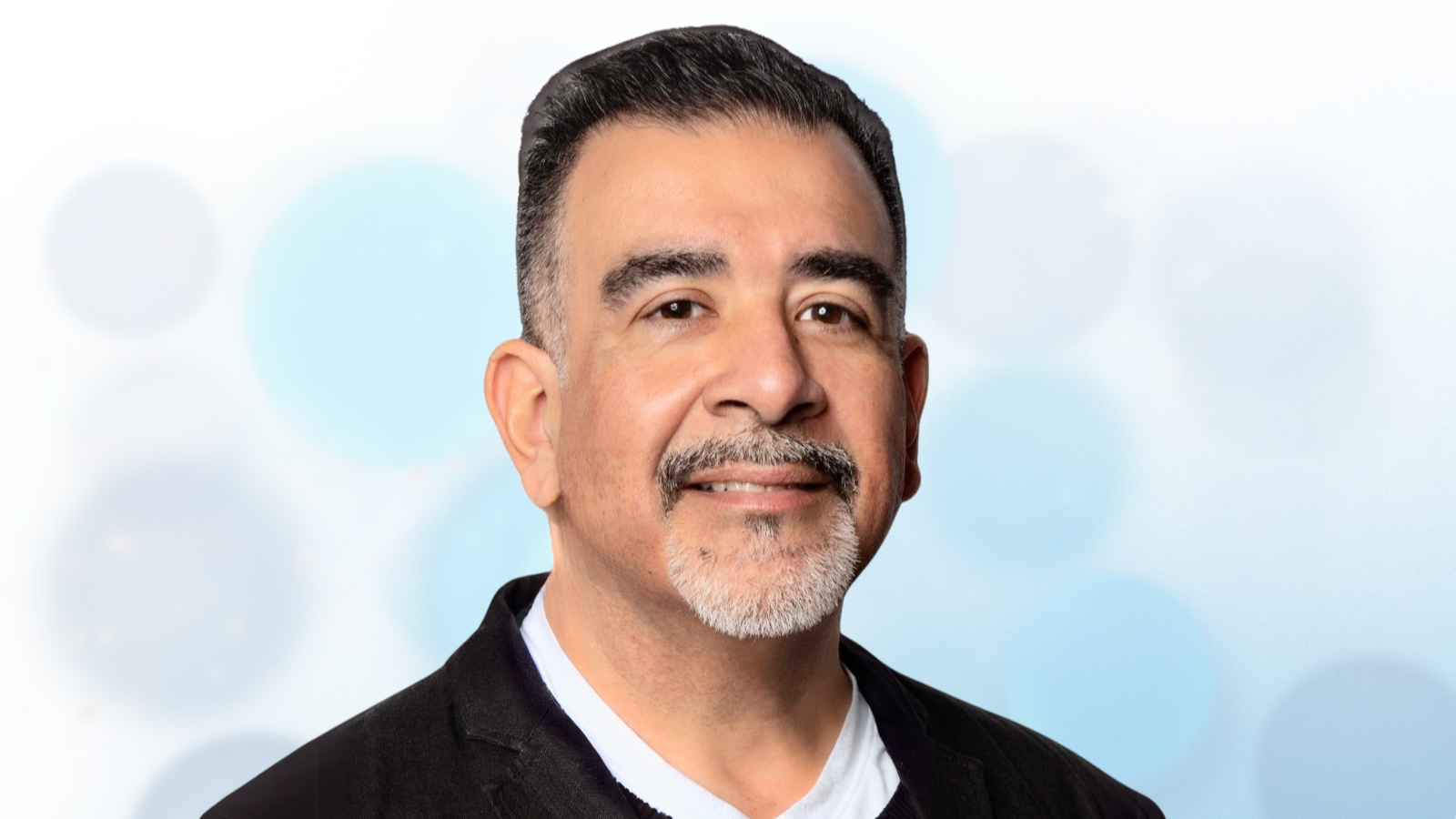 Tom 2025 Headshot (Landscape).png